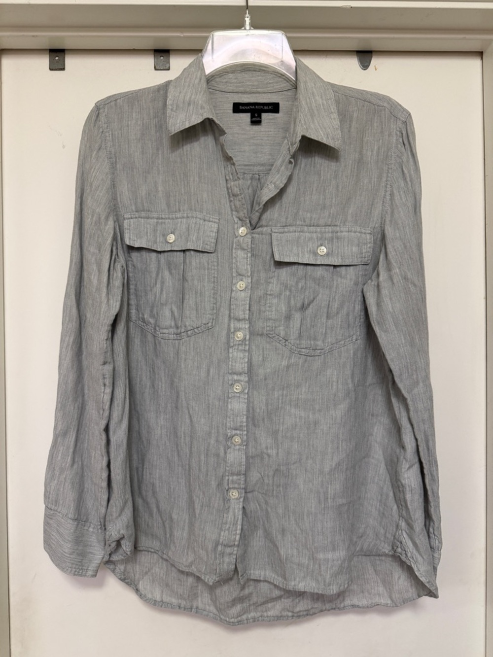 Banana Republic gray long sleeve drapey oxford - size S